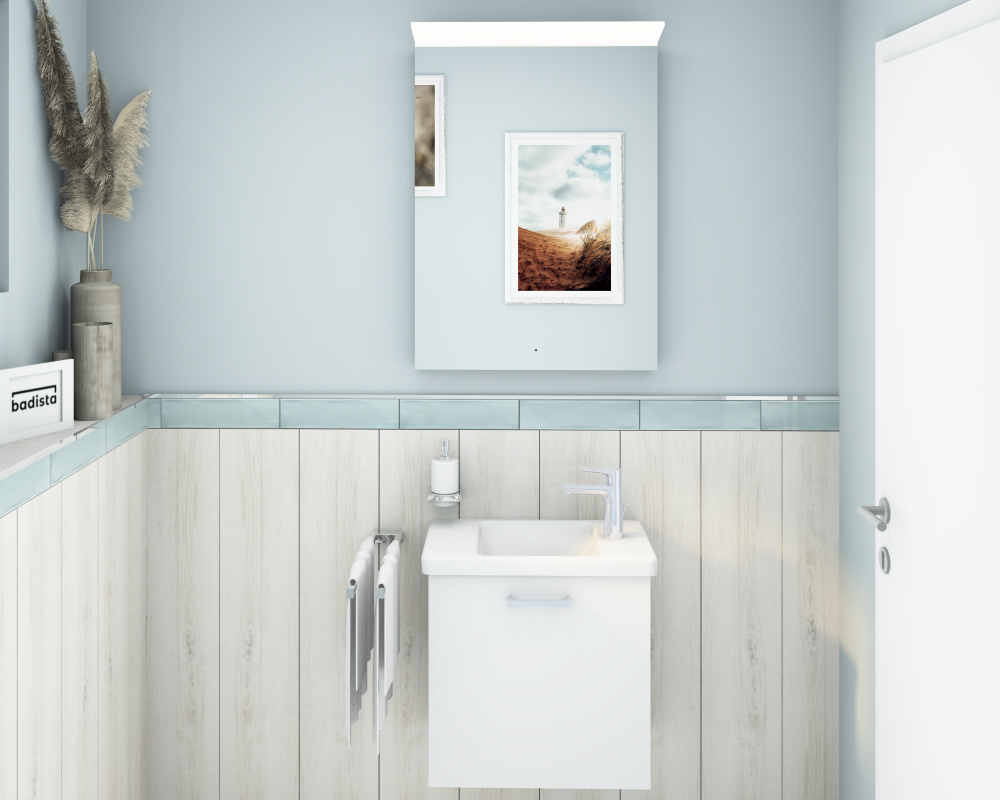 web-ozcean-gaestebad-badidee-1000×800-badista Modernes Gäste WC mit Burgbad Handwaschbecken, großem Spiegel, hellblauer Wand und minimalistischer Dekoration.