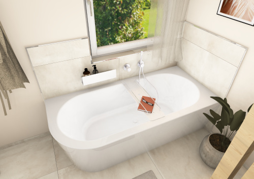 Natürliche, großformatige Fliesen in einem Badezimmer mit einer halbfreistehenden Bette Badewanne in 185x85cm.