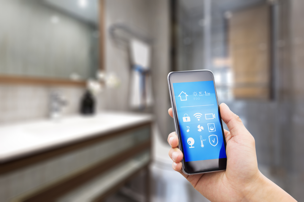 Handy mit Apps auf Smart Home im modernen Badezimmer
