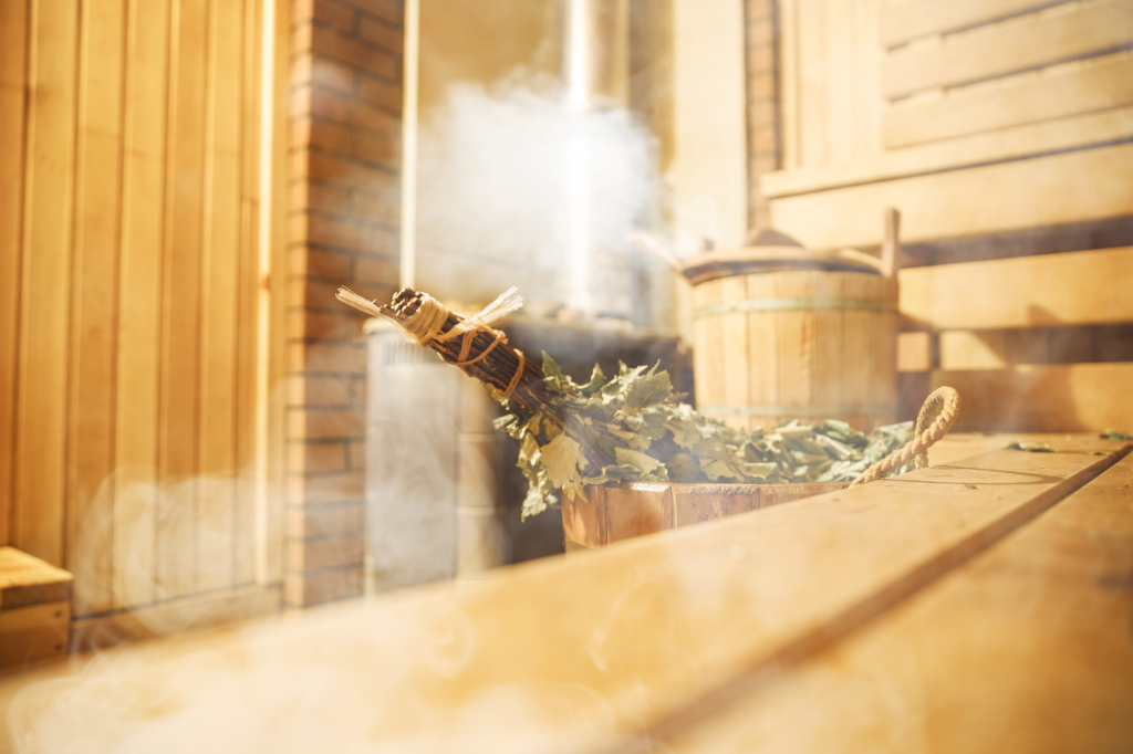 Innenraum der finnischen Sauna, klassische Holzsauna, finnisches Badezimmer, Entspannen Sie in der heißen Sauna mit Dampf