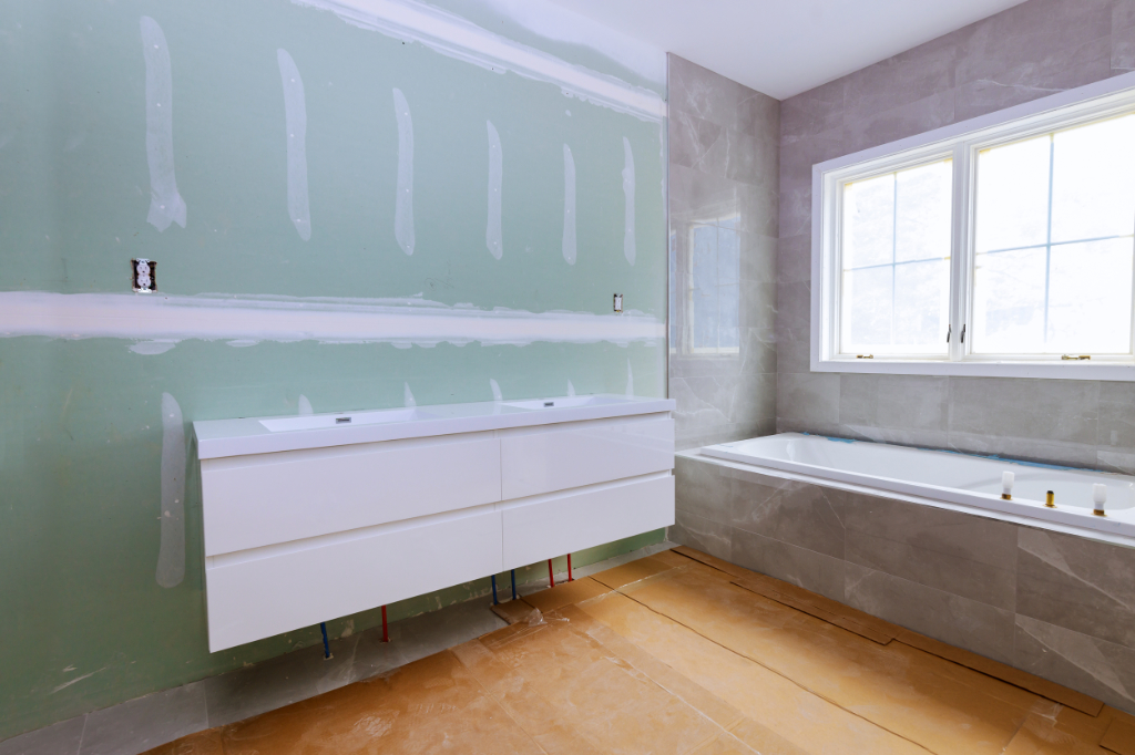 Baudetails mit Industrierenovierungsdusche im gefliesten Badezimmer mit Formfenstern