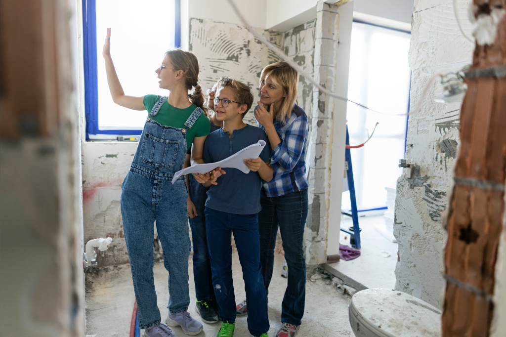 Mutter und Kinder besprechen die geplanten Veränderungen in der Wohnung und Renovierungsarbeiten. Show mit Canon R5