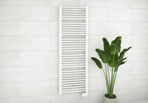 Kermi Badheizkörper 180x60cm in weiß an heller Fliesenwand.