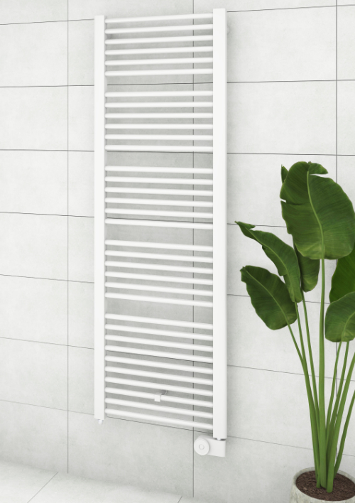Kermi Badheizkörper 180x60cm in weiß an heller Fliesenwand.