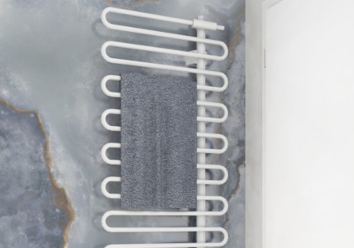 Kermi Icaro Badheizkörper gezeigt an einer Fliesenwand in Marmoroptik.