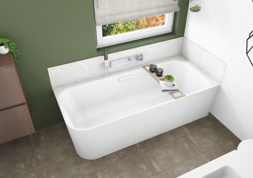 Bette Badewanne mit großer Fensterfront, grüner Akzentwand und stilvollen Details für entspannendes Badeerlebnis.