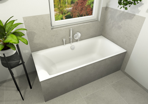 Moderne Bette Badewanne mit grauen Fliesen und stilvoller Kludi Armatur für ein helles und entspanntes Ambiente.